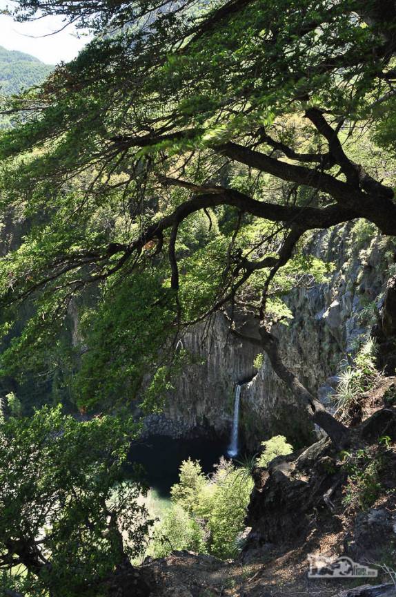 Chegando a uma das mais belas cachoeiras do Parque Nacional Radal Siete Tazas, no centro-sul do Chile